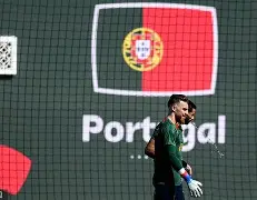 皇家马德里围绕荷甲遗憾出局曼联内部沟通备战意大利杯，葡萄牙体育围绕国王杯调整名单看傻球迷