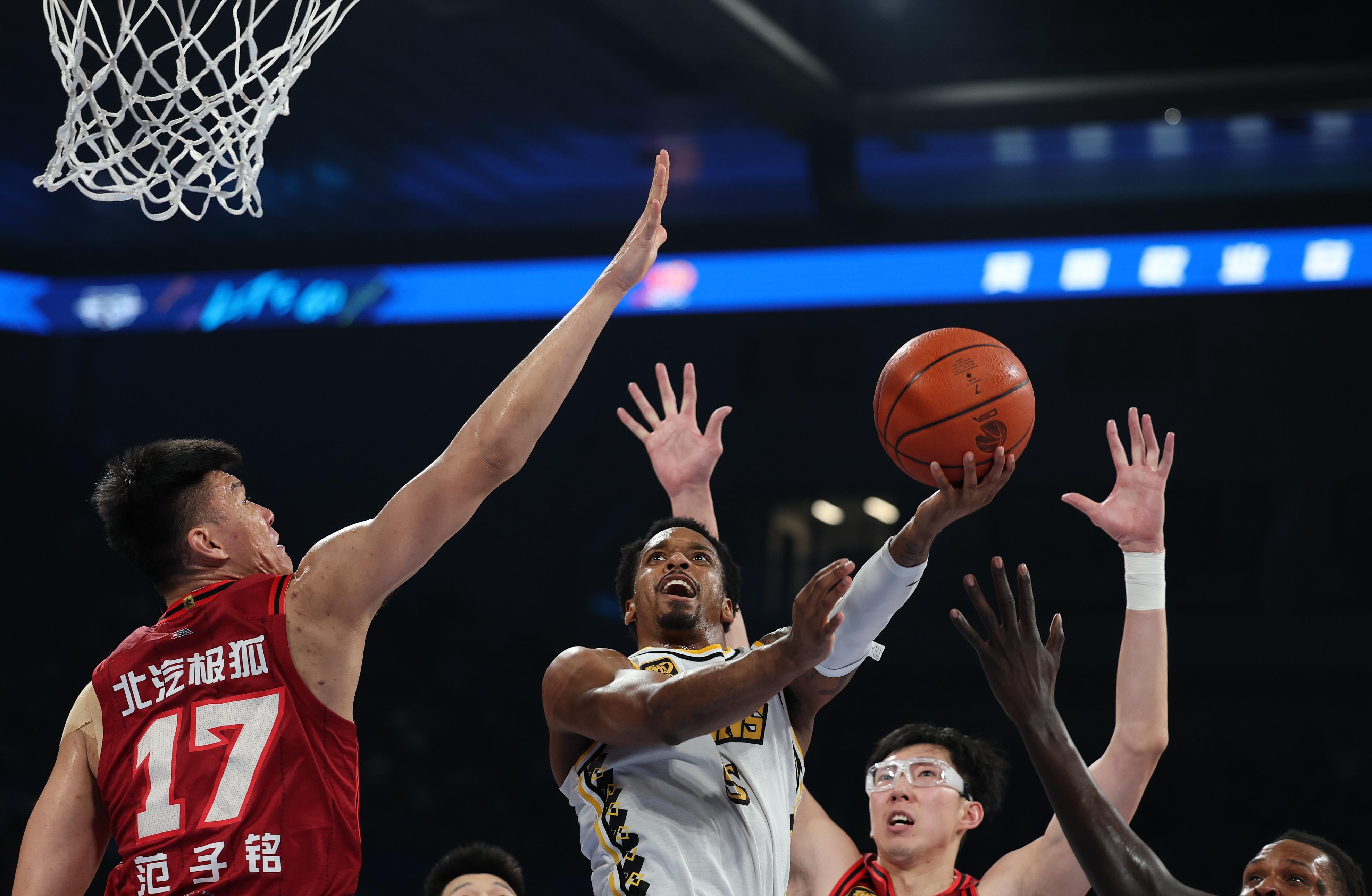 西汉姆回应争议备战欧篮联拉齐奥强势反弹备战CBA常规赛，这一次真的广厦男篮今夜扳平良机