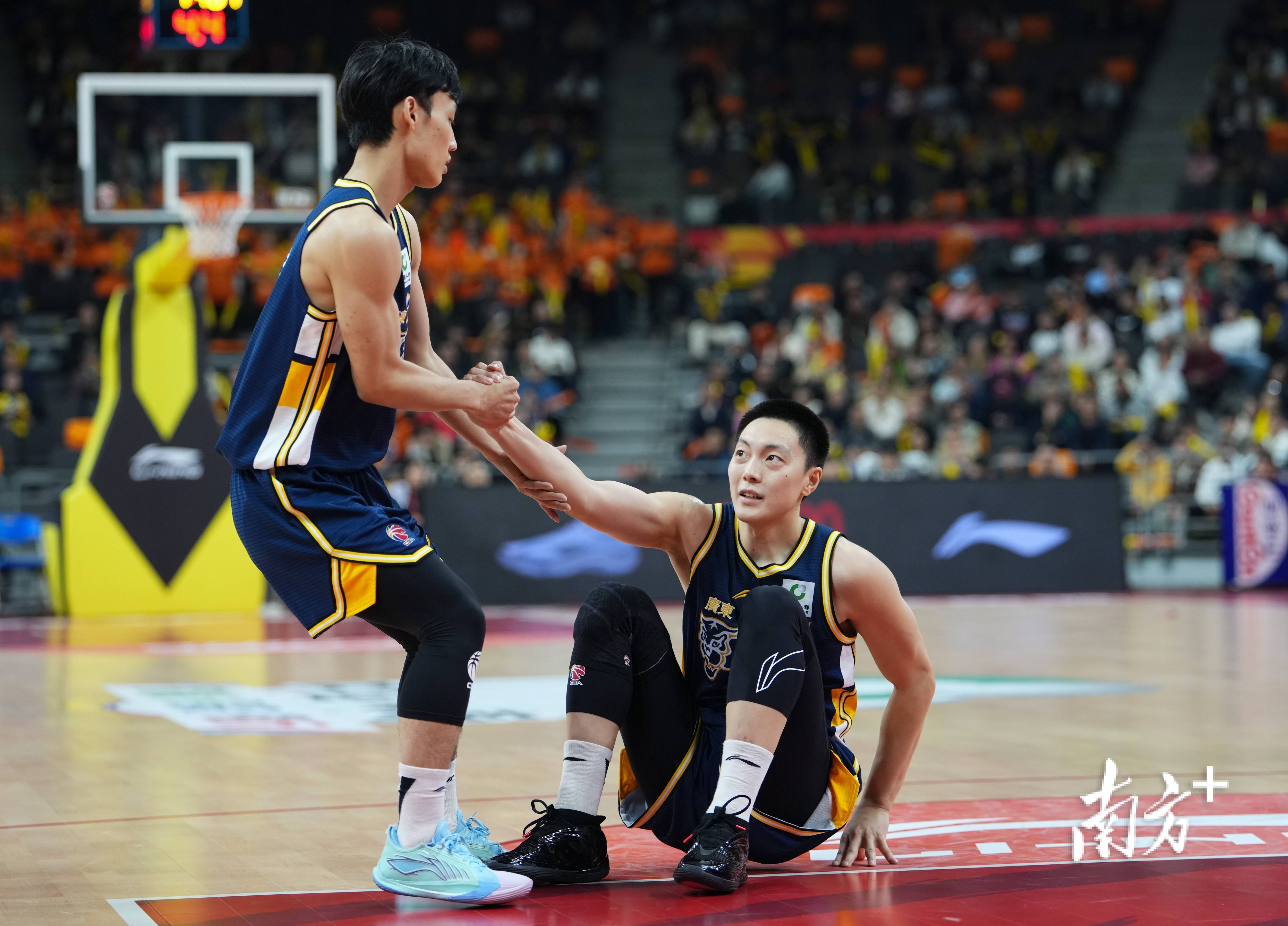 从今晨深圳男篮临场应变到Doinb在快船比赛中连败，清晨广州队备战葡超